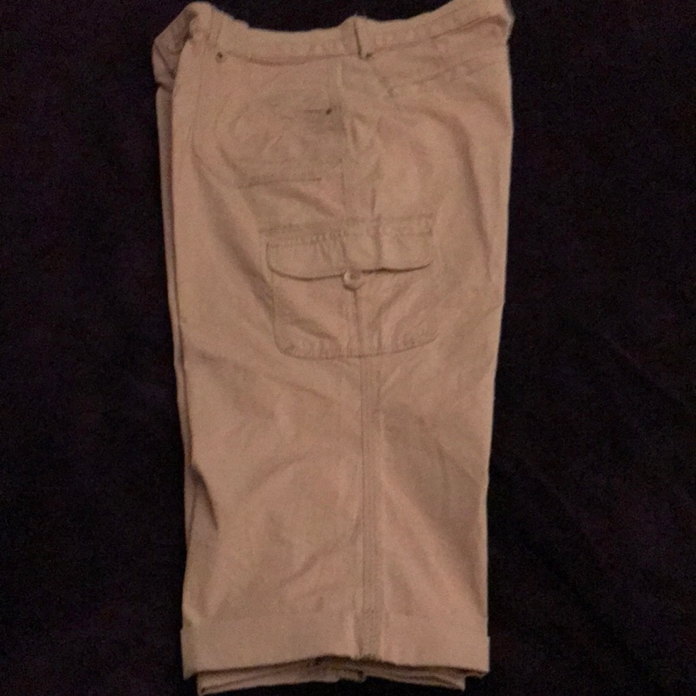 Mauve color capris Lee relaxed fit cargo style.